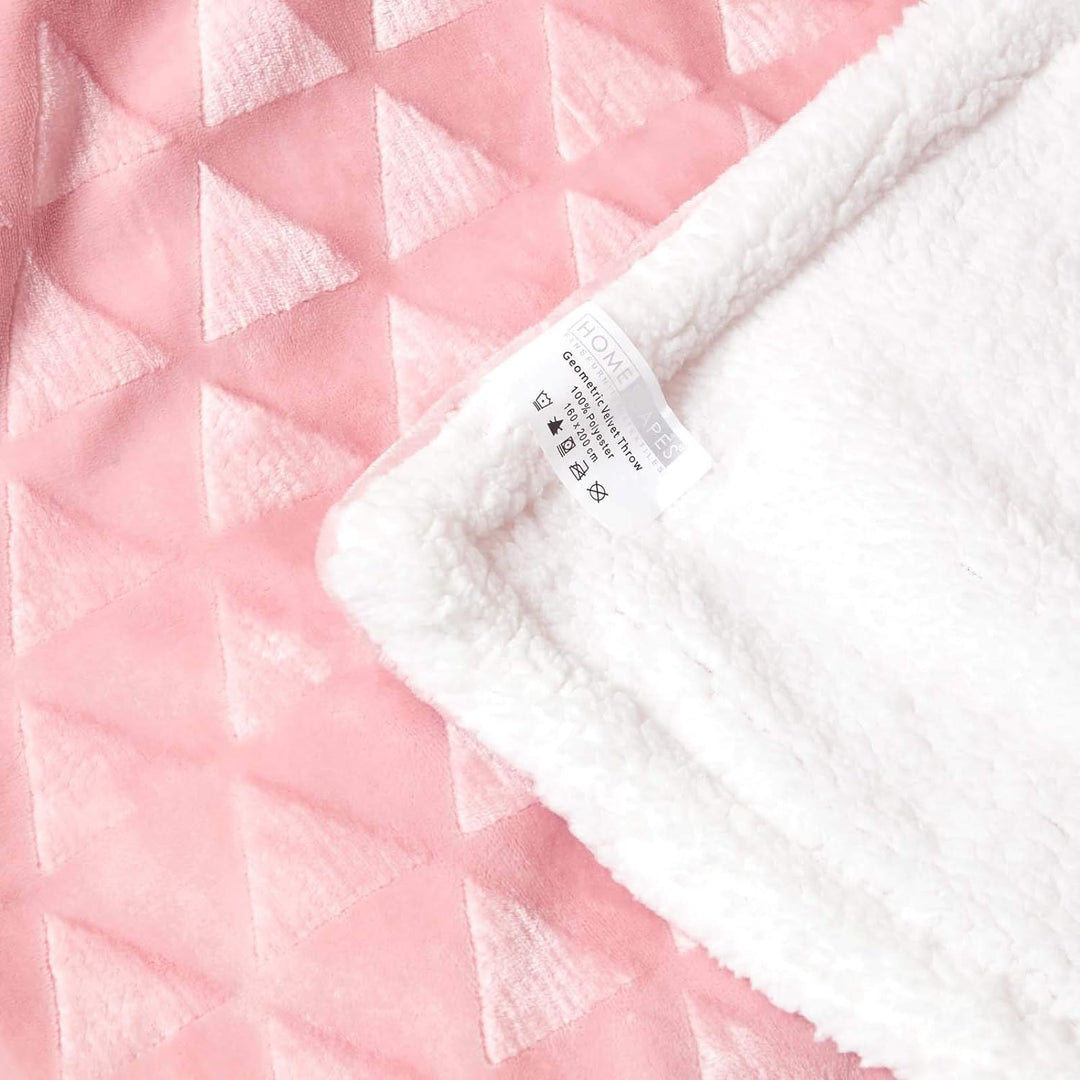 Homescapes Flauschiges Plaid, rosa, samtweiche Kuscheldecke in Fell-Optik mit geometrischem Muster,