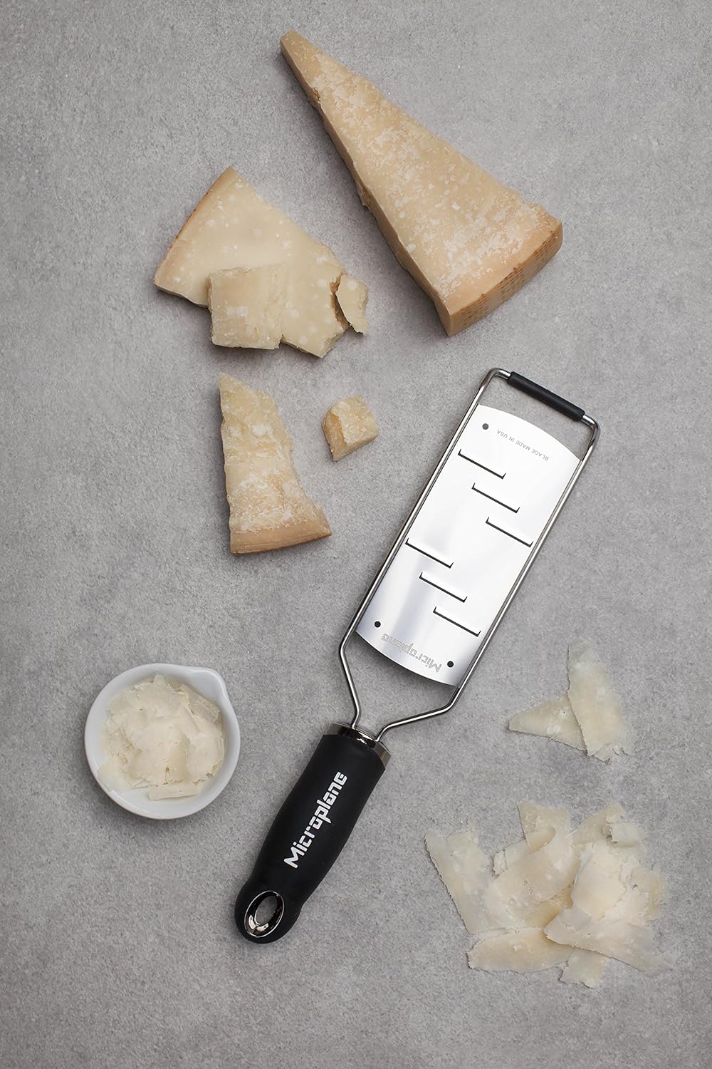 Microplane Grosse Raspel Küchenreibe für Hartkäse, Schokolade und Trüffel in Schwarz mit Edelstahlkl