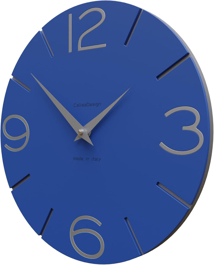 CALLEADESIGN Wanduhr Smile Elektrisches Blau und Aluminium Rund 30 cm Schlichtes und modernes Design