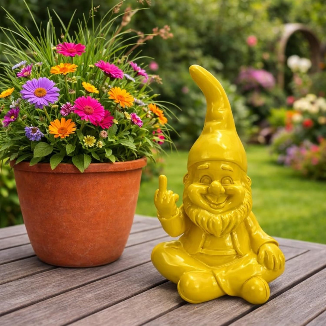 Lustiger Gartenzwerg für aussen mit Mittelfinger in modernen Farben - 21 cm gross - Gartenfiguren fü