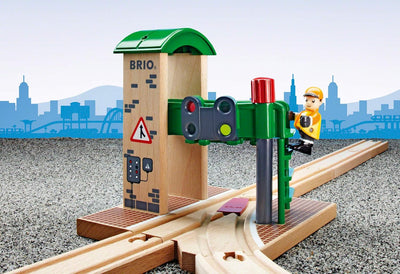 BRIO Bahn 33674 - Signal Station & World 33574 Lokschuppen mit Rolltor - Ergänzung für die BRIO Holz
