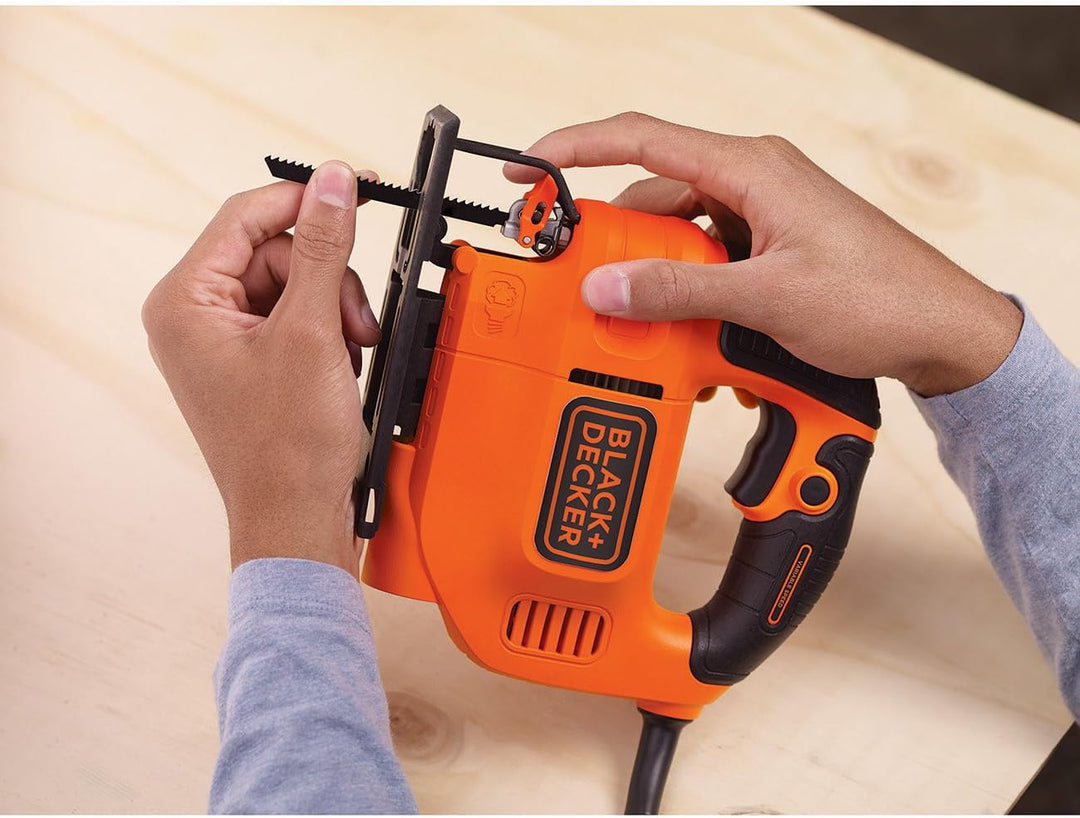 Black+Decker Stichsäge, Pendelhubsäge ( 520W, max. 70 mm Schnitttiefe, mit Softgriff, Sight-Line-Kan