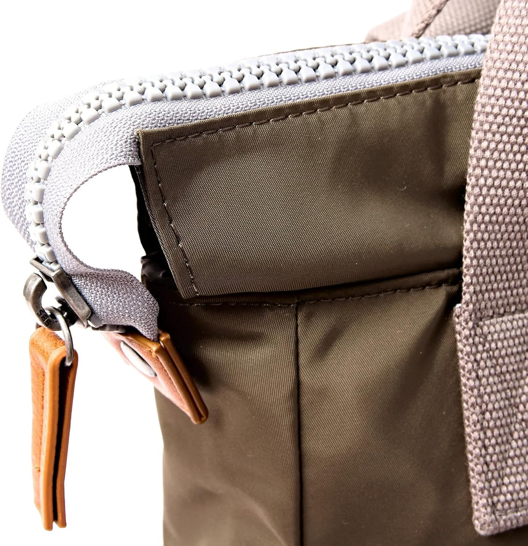 ROKA London Bantry B Small Sustainable Nylon | Kompakter Alltagsrucksack mit breiter Reissverschluss