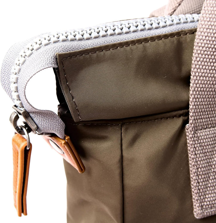 ROKA London Bantry B Small Sustainable Nylon | Kompakter Alltagsrucksack mit breiter Reissverschluss