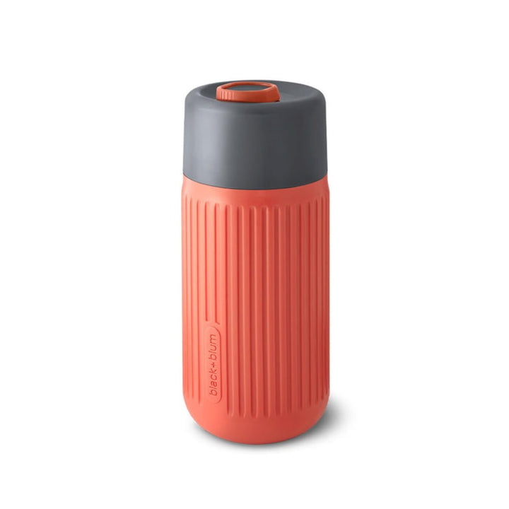 BLACK + BLUM Glas To-Go Becher | Coral | 340 ml | leichtes Borosilikatglas | rutschfeste, isolierend