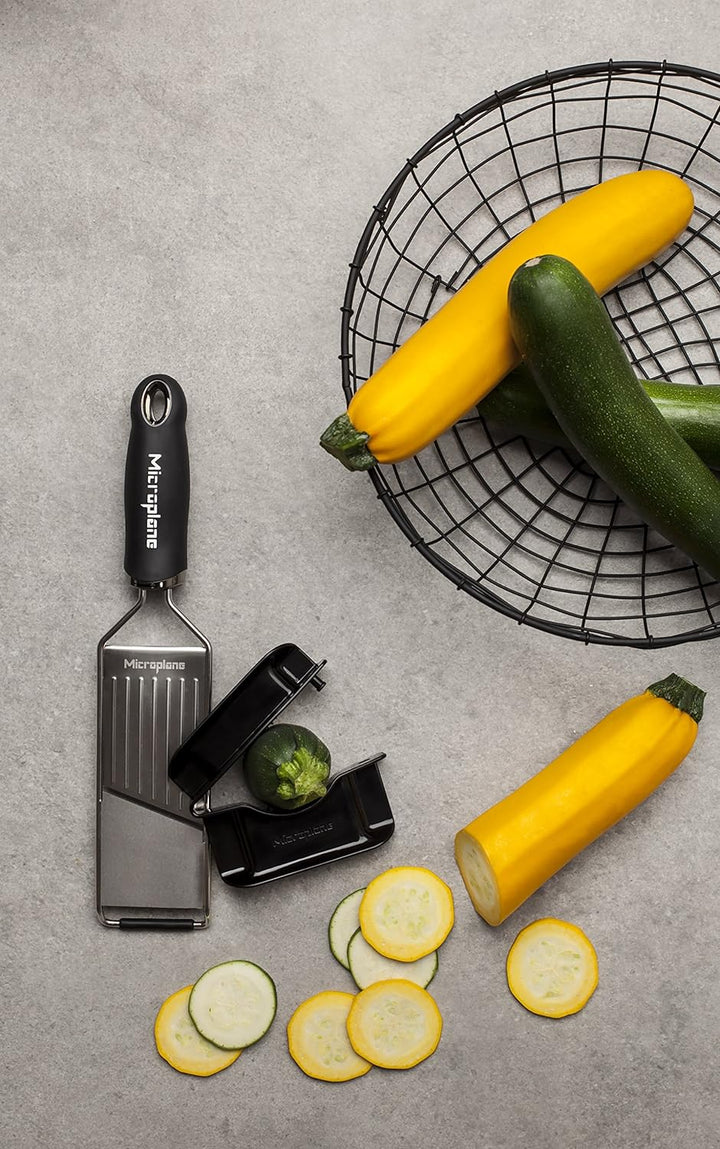Microplane Profi Gemüsehobel für Kartoffel, Karotte, Gurke, Zucchini und Rote Bete in Schwarz mit Ed