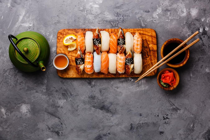 DAS OLIVENHOLZBRETT® Sushi Brett, Servier-Tablett aus Olivenholz 40cm x 20cm x 4cm, incl 1 Paar Stic