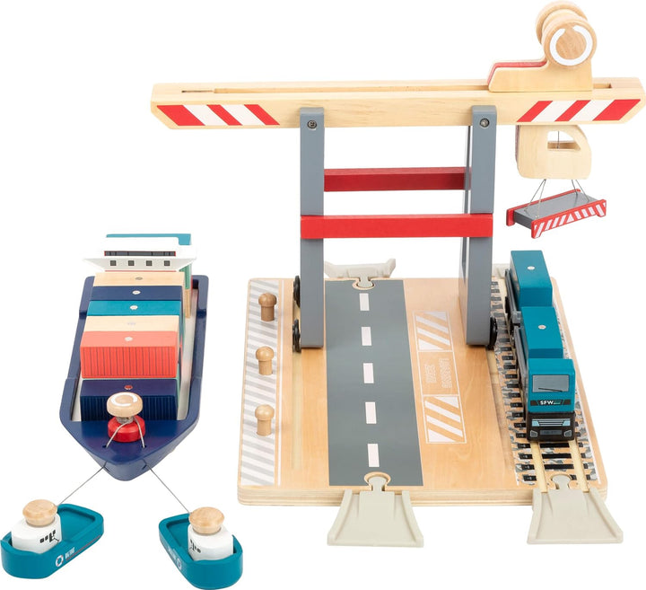 small foot Containerterminal aus Holz, mit beweglicher Containerbrücke, Schiff und Zubehör, ab 3 Jah