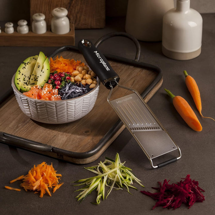 Microplane Profi Julienne Gemüsehobel für Kartoffel, Apfel, Karotte, Zucchini und Rotkohl in Schwarz
