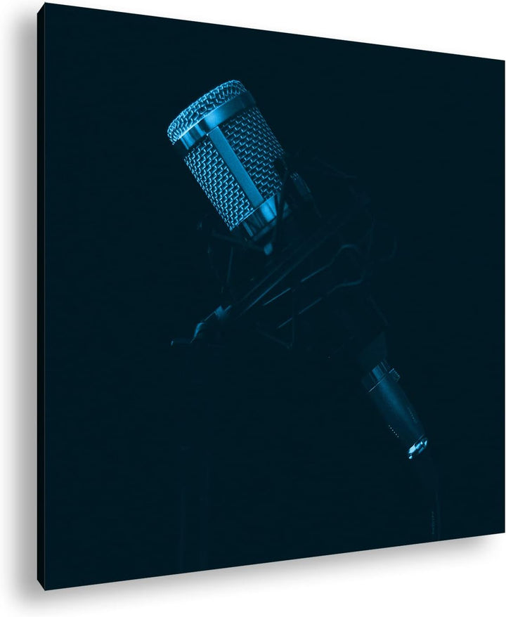 Mikrofon im dunklen Tonstudio Format: 70x70 Effekt: Monocrome Blau als Leinwand, Motiv fertig gerahm