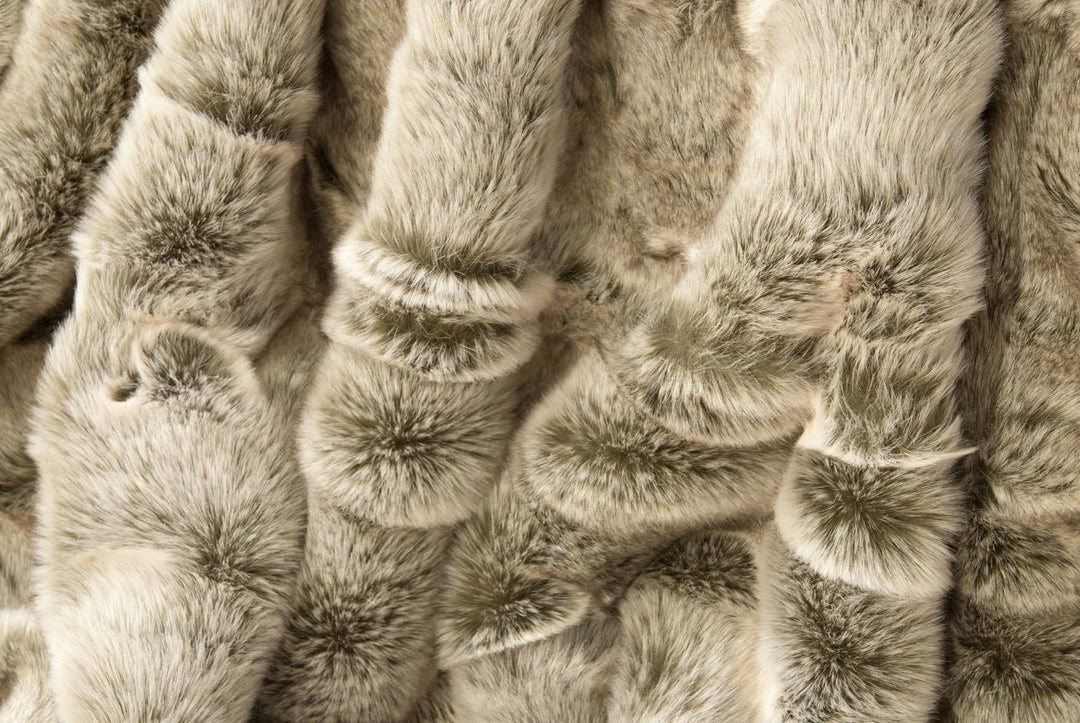 Wohnen & Accessoires GmbH & Co. KG Felldecke, Fellimitat 5 Grössen, Webpelzdecke, Grauwolf mit grau-