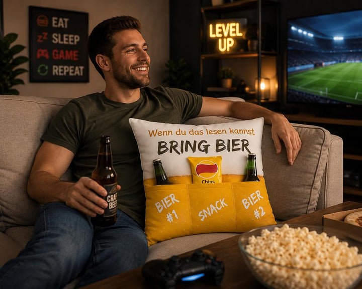 KAMACA Bierkissen mit 3 Taschen 43x43 cm – Flauschig gefülltes Kissen mit Spruch „Bring Bier“ – Lust