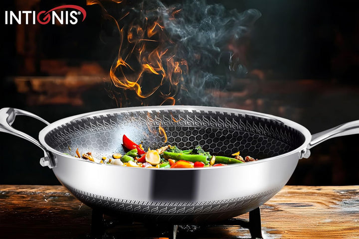 INTIGNIS Edelstahl Wokpfanne mit Deckel 4L, 28 cm – Honeycomb Hybrid Oberfläche, Induktion & Ofenfes