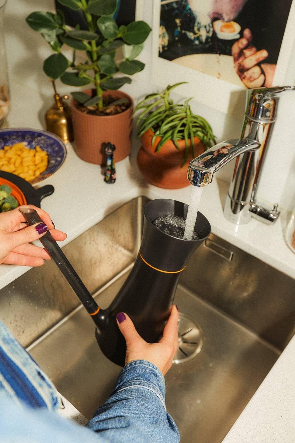 Fiskars Giesskanne mit Deckel, 1,2 l, Ohne Abnehmen des Deckels befüllbar, Höhe: 25,8 cm, Schwarz/Or