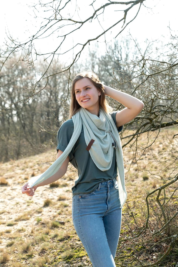 KNIT FACTORY - Lola Dreieckstuch - Fein Gestrickter Damen Schal - Tuch Schal - Für Frühling und Somm