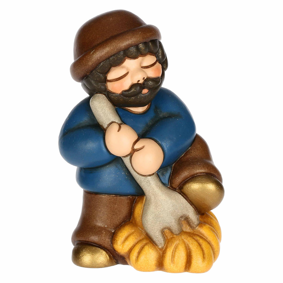 THUN, Mann mit Gabel und Blaufklee aus hochwertiger Keramik, Klassische Krippensammlung, Weihnachtsk