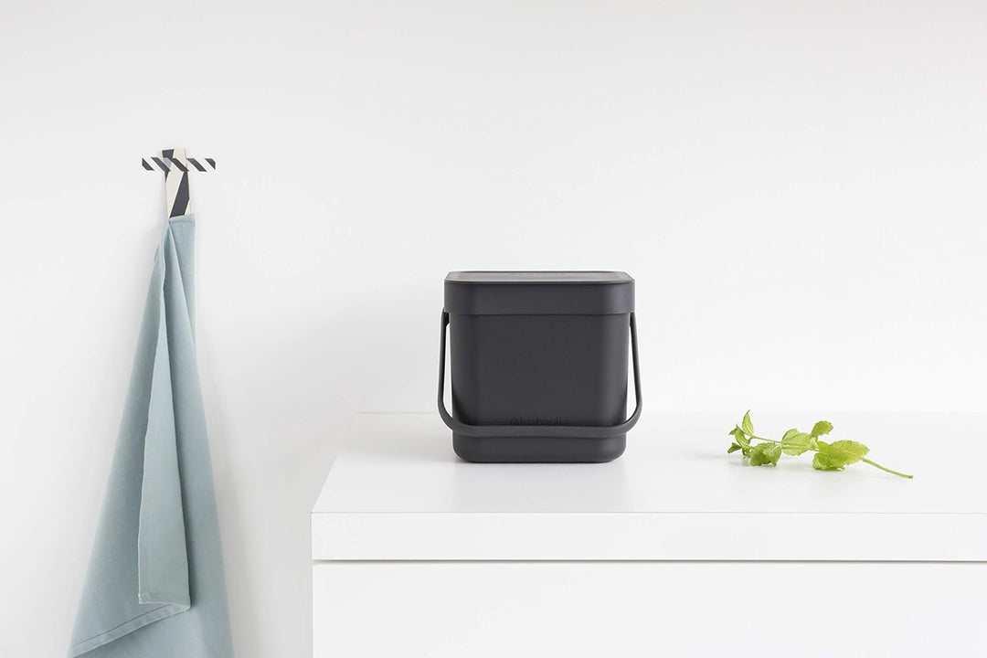 Brabantia Sort & Go Abfalleimer mit Deckel 3 L (grau), platzsparender Biomüll Behälter mit Griff, ab