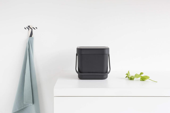 Brabantia Sort & Go Abfalleimer mit Deckel 3 L (grau), platzsparender Biomüll Behälter mit Griff, ab