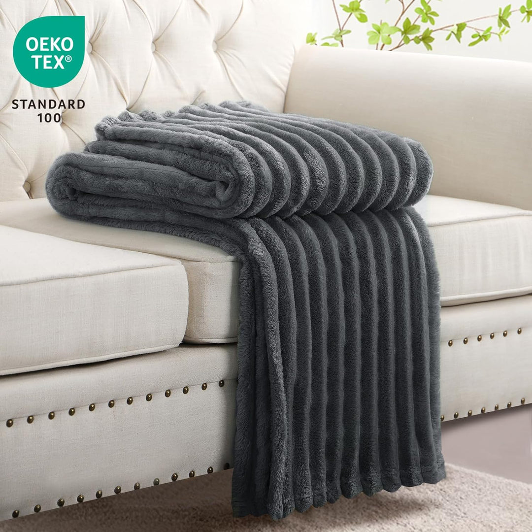 RUIKASI Kuscheldecke Flauschig Decke Grau - 130x150cm Fleecedecke Sofadecke Couchdecke für Wohnzimme