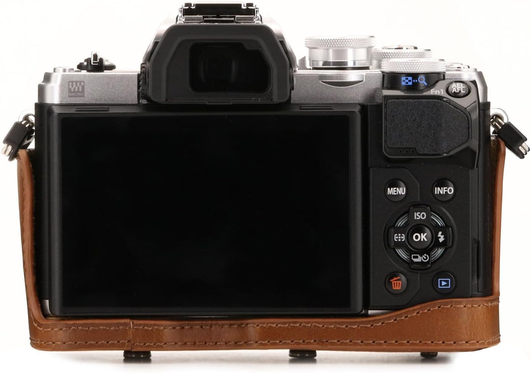 MegaGear Olympus OM-D E-M10 Mark III (14-42mm) Ever Ready Leder Kamera-Case mit Trageriemen und Batt