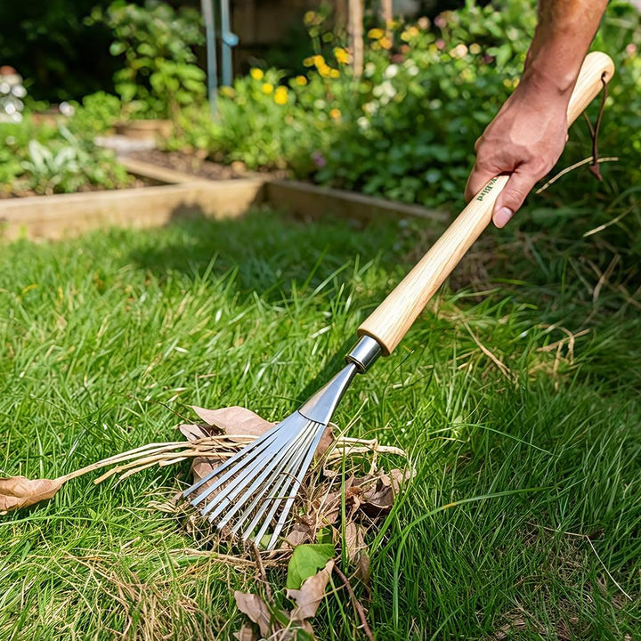 Berry&Bird Hand-Fächerbesen lang 63,2 cm - Rechen mit Stiel aus Eschenholz, Gartenwerkzeug mit 9 Fla