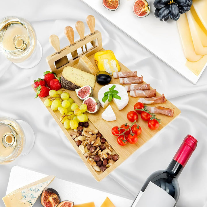 Bambus Käsebrett mit 4 Messern und Abnehmbarem Halter – Servierplatte mit Snack-Fächern, Charcuterie
