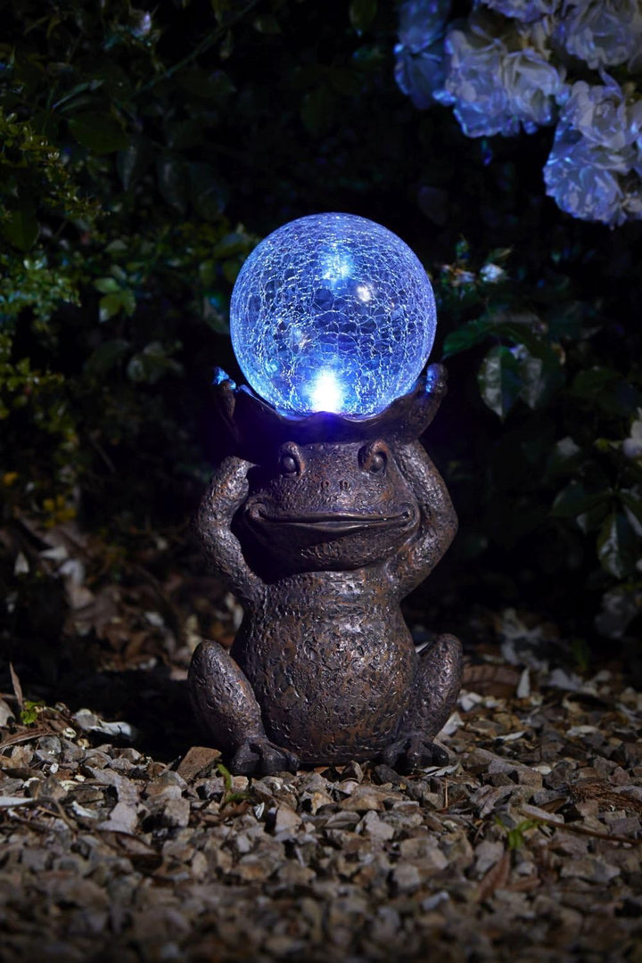 Solarbetriebener Frosch als Gartendekoration