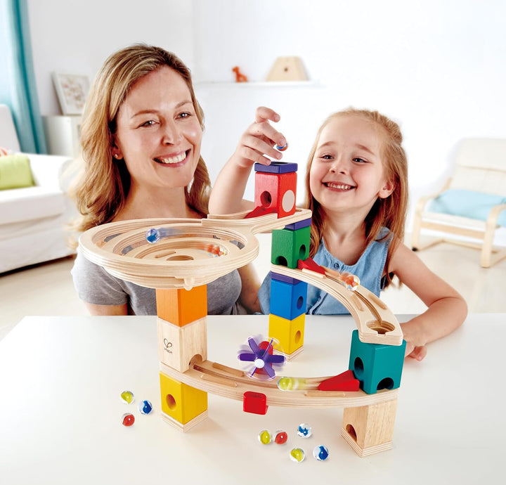 Hape Starter Set Quadrilla Endspurt, Kugelbahn mit 27 Bauteilen aus Holz und 30 Murmeln, MINT-Spielz