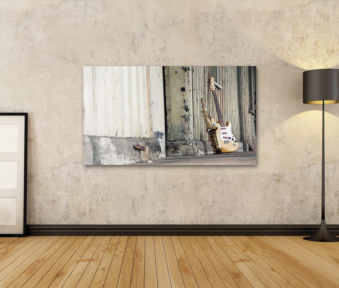 islandburner Bild auf Leinwand Saxophon Mit Retro E-Gitarre An Altem Gebäude Bilder Wandbilder Poste