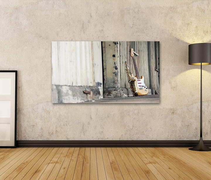 islandburner Bild auf Leinwand Saxophon Mit Retro E-Gitarre An Altem Gebäude Bilder Wandbilder Poste
