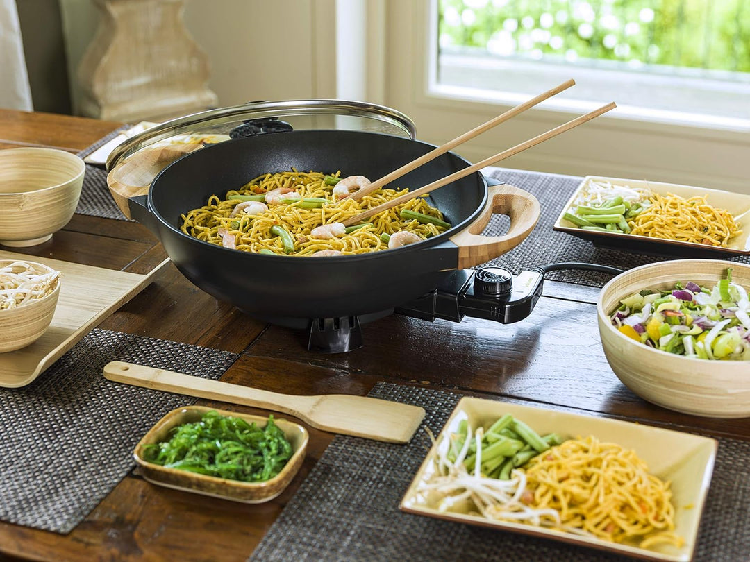 Bestron AEW100AS Elektrischer Wok mit Bambusgriffen, XL-Wokpfanne mit Glasdeckel im Asia Design, Ink