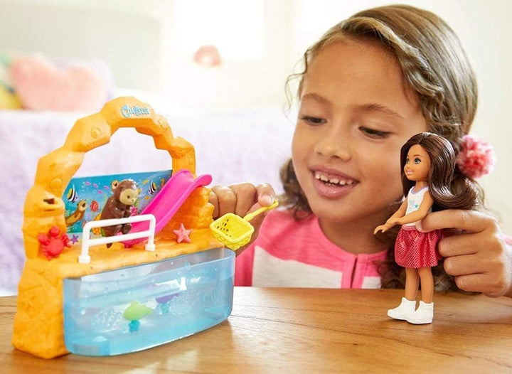Barbie GHV75 - Club Chelsea Aquarium Spielset mit Puppe (brünett) und Zubehör, Spielzeug ab 3 Jahren