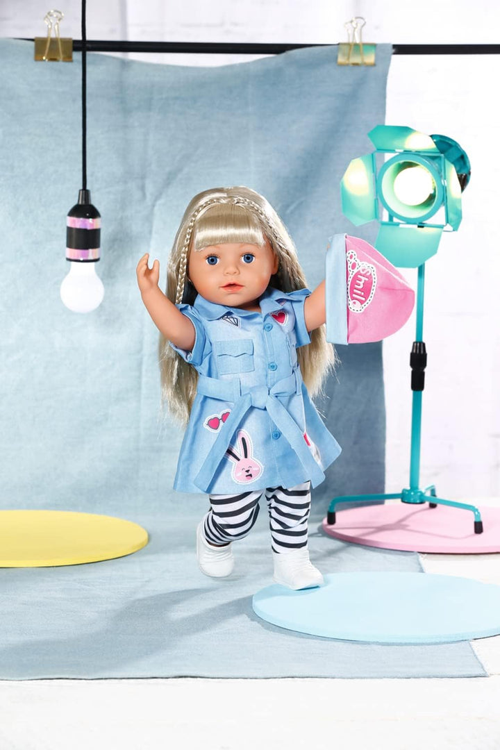 BABY born Deluxe Jeans Kleid, Puppenkleid mit gestreifter Leggings, rosa Mütze und Schunen für 43 cm