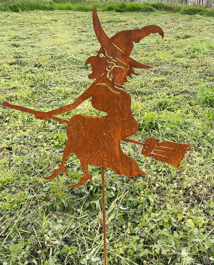 Gartenfigur Alte Hexe auf Besen fliegend klein 30x30cm + Stab Gartenstecker Edelrost Gartendeko Wett