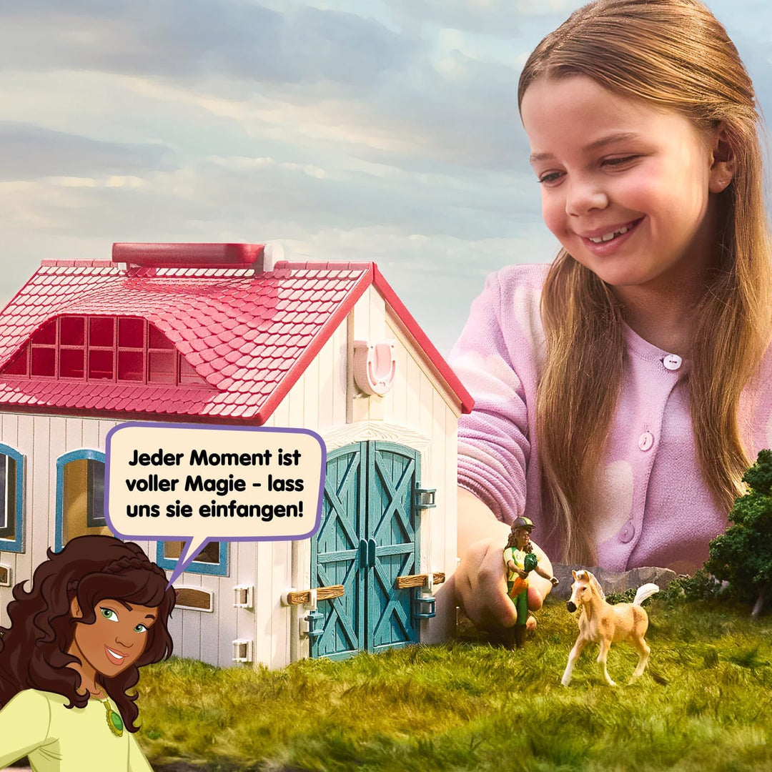 SCHLEICH Horse Club | Offenstall Kleines Hufeisen 42703 | Set inkl. Stall, 2 Pferde, bewegliche Mädc