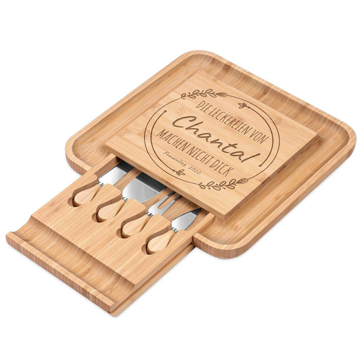 Maverton Käsebrett Servierplatte mit Gravur + 4er Käsemesser Set - aus Holz - 34x34cm - Geschenke fü
