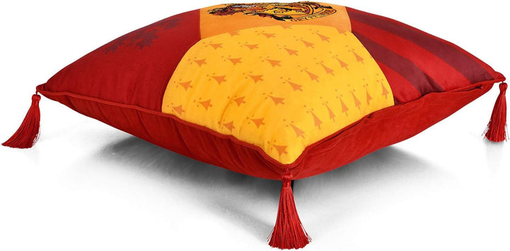 Elbenwald Harry Potter Kissen mit Quasten im Gryffindor Design mit gesticktem Wappenpatch in den Hau
