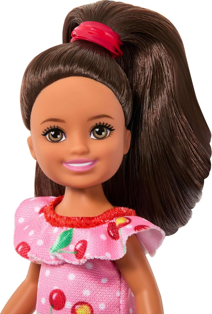 Barbie Club Chelsea, kleine Puppe Lula, ca. 15 cm gross, mit braunem Haar und abnehmbarem Kleid und