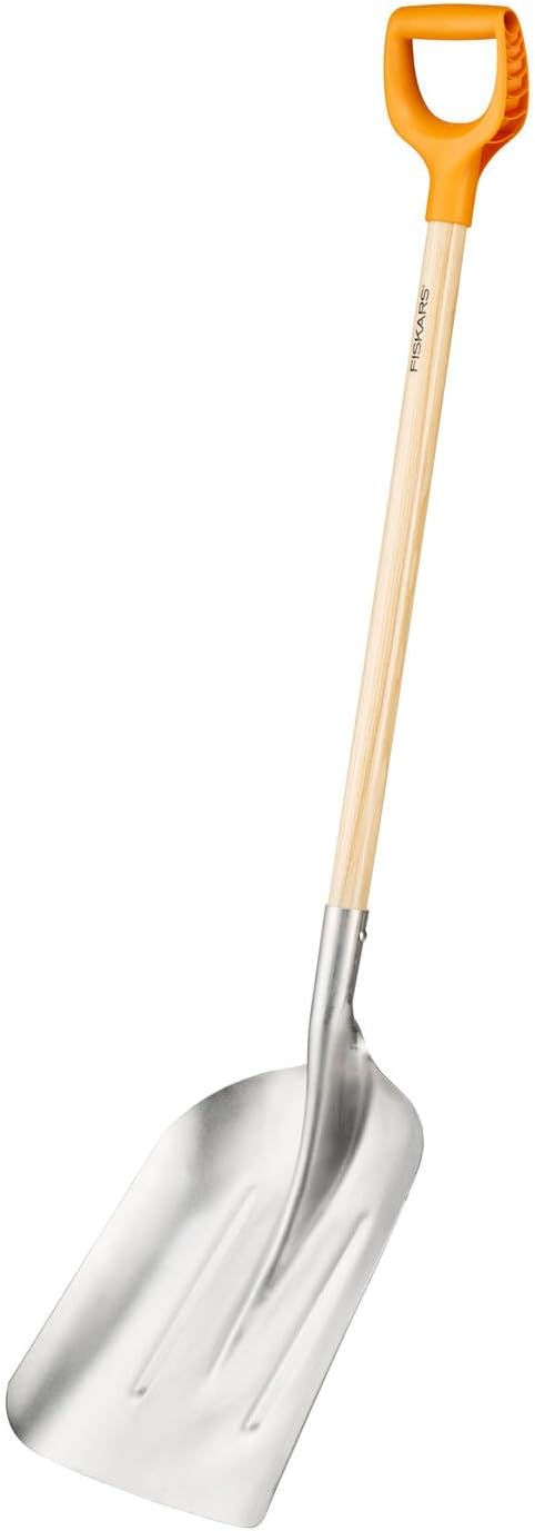 Fiskars Schnee- und Kornschaufel, Blattbreite: 31 cm, Aluminium-Blatt/Birkenholz-Stiel mit Kunststof