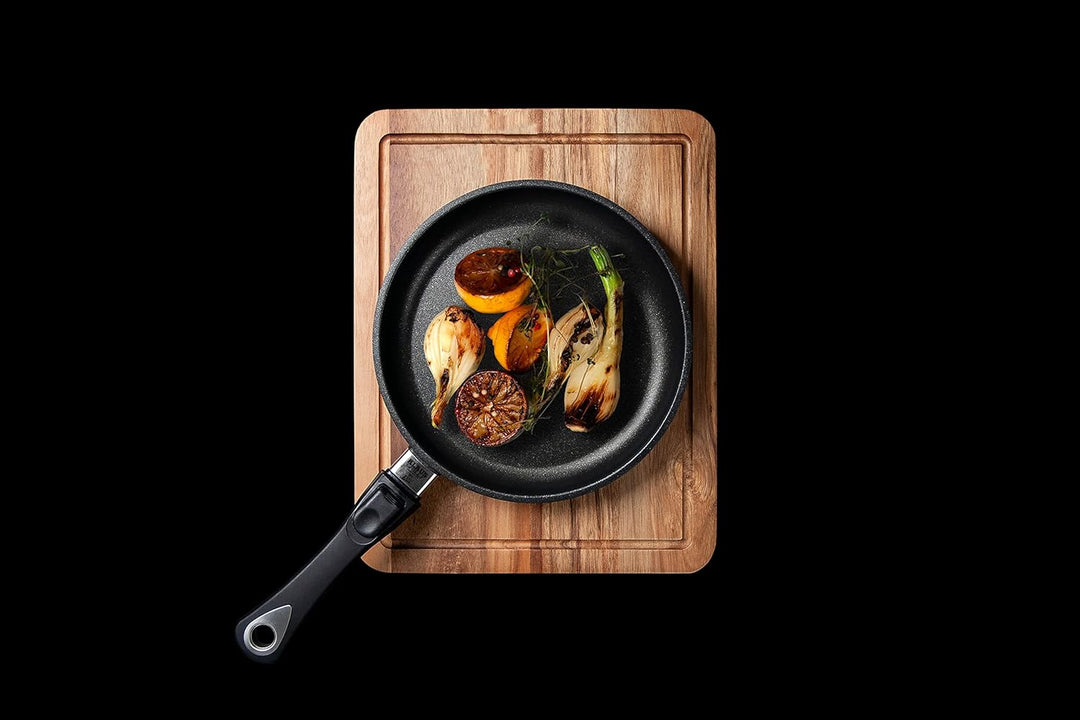 AMT Gastroguss Sonder-Edition Klaus grillt, Ø 28 cm, 5 cm hoch, abnehmbarer Stiel, nachhaltig und kl