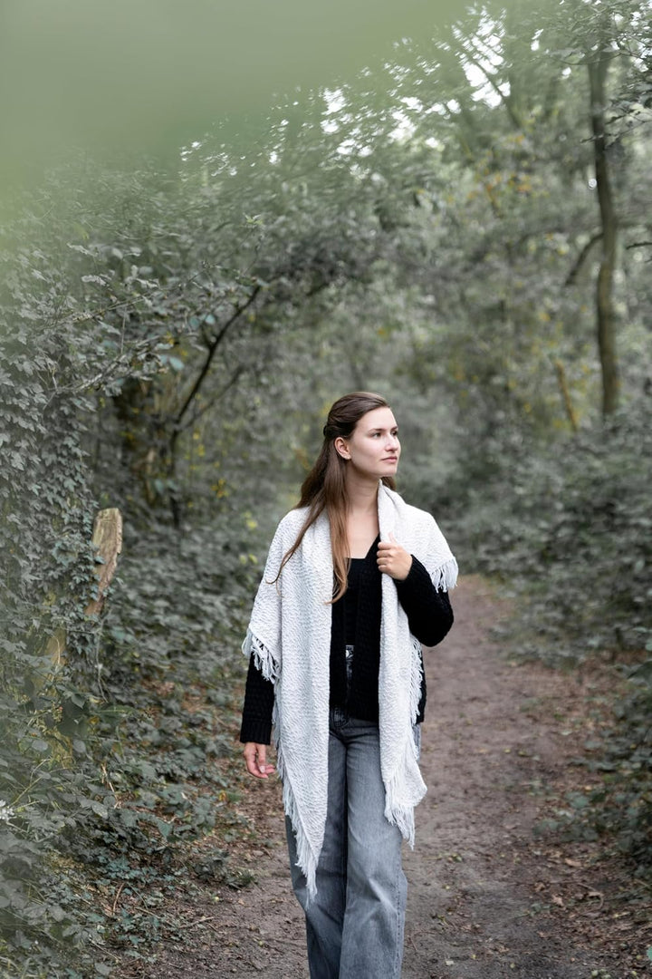 KNIT FACTORY - Dreiecksschal Amber - Damen Strickschal mit Wolle - Umschlagtuch für den Herbst und W
