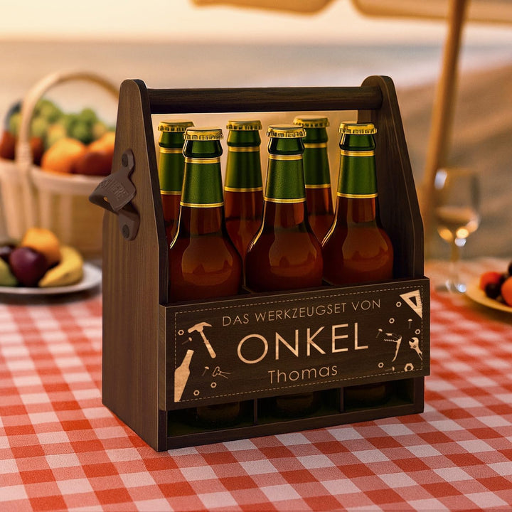 Maverton Bierträger für 6 Flaschen 0,5L + Gravur - Männerhandtasche mit Flaschenöffner - Grösse: 25x