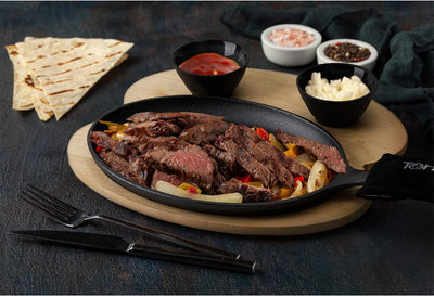 Tortillada – 25 cm Fajita Pfanne aus Gusseise/Grillpfanne für Fajitas – inkl. Serviertablett aus Hol