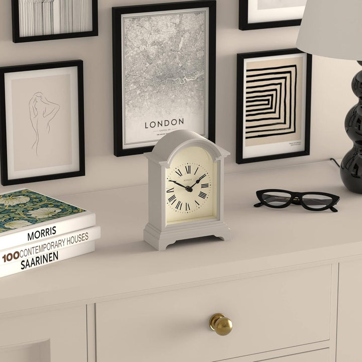 JONES CLOCKS® Bistro kaminuhr | Klassisches Design Einer kutschenuhr mit gebogenem Bogen | Grau | Ze