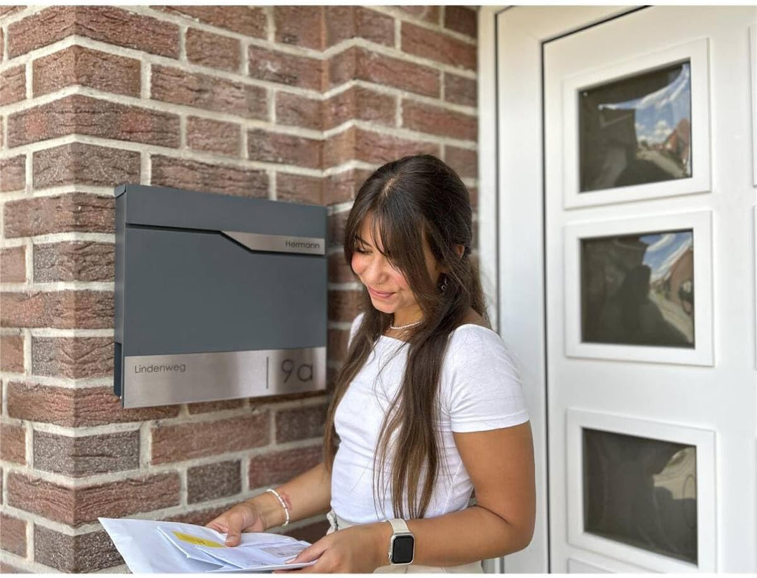 Metzler® Briefkasten mit App-Benachrichtigung und gravierbarem Namensschild in Basaltgrau RAL 7012 m