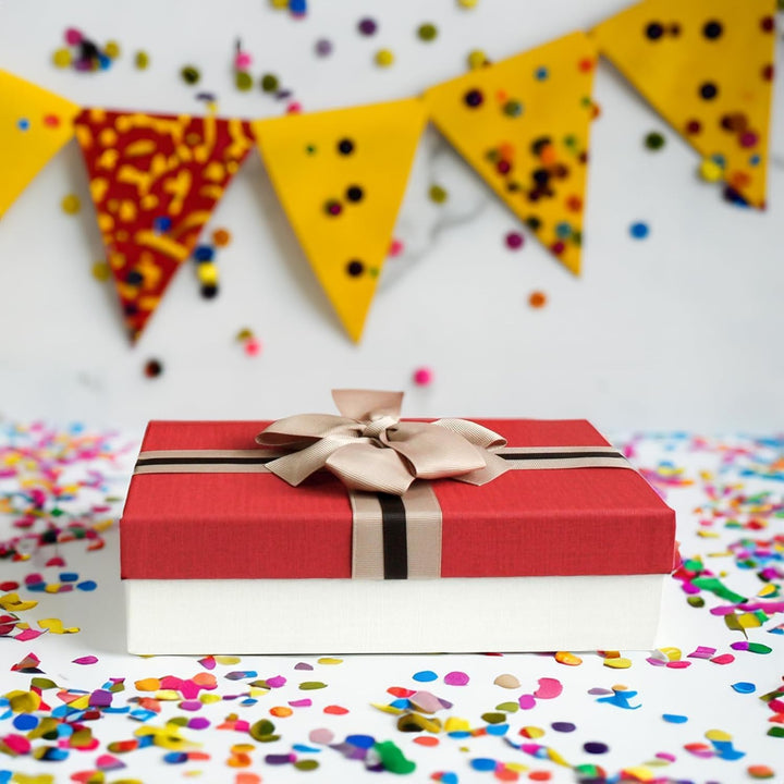 Emartbuy Set mit 3 starren Geschenkboxen, cremefarbene Box mit rotem Deckel, braun gestreiftes Schle