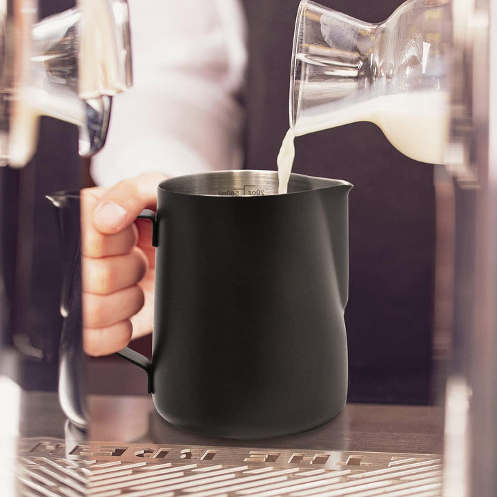 Joeji's Kitchen ﻿﻿Schwarzes 600ml Barista Milchkännchen Edelstahl - ﻿ Milchkännchen zum Aufschäumen