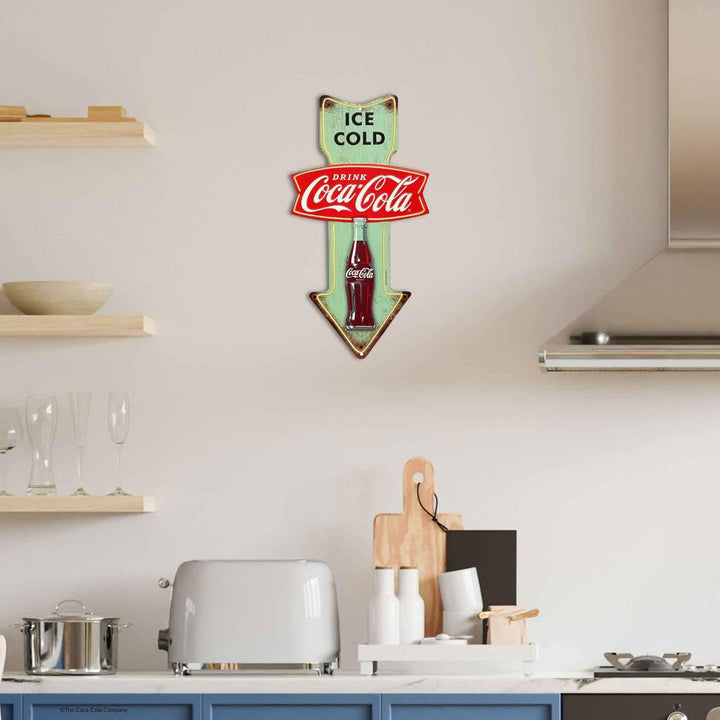 Open Road Brands Eiskaltes Coca-Cola geprägtes Blech-Pfeilschild – ein offizielles Lizenzprodukt von