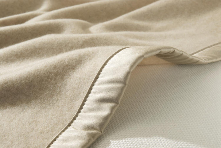 Wohnen & Accessoires GmbH & Co. KG Kaschmirdecke, Wolldecke aus 100% Kaschmir Amalfi Creme-beige 150