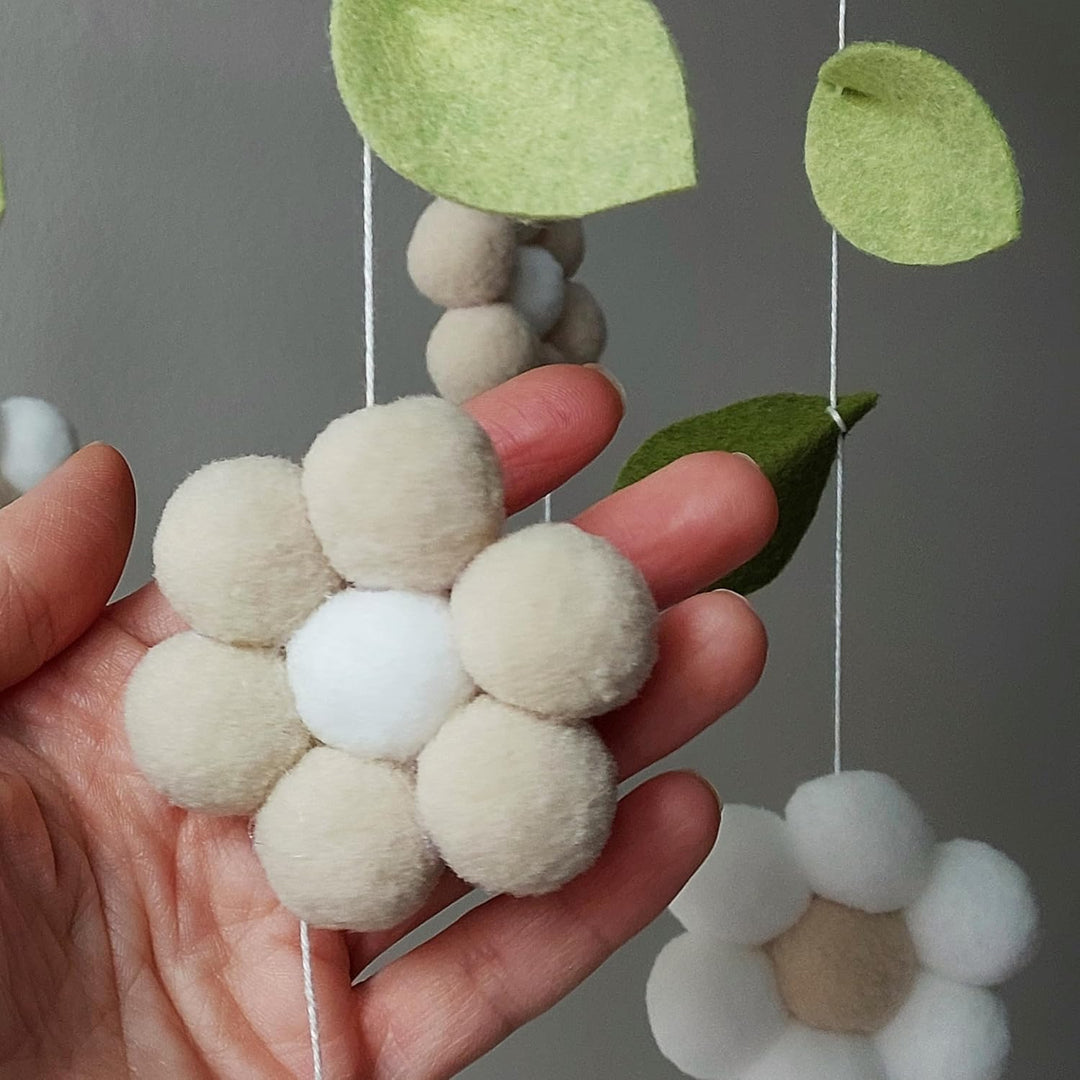 Blumen Baby Mobile mit Gänseblümchen – Handgemachtes florales Mobile fürs Babybett – Märchengarten D